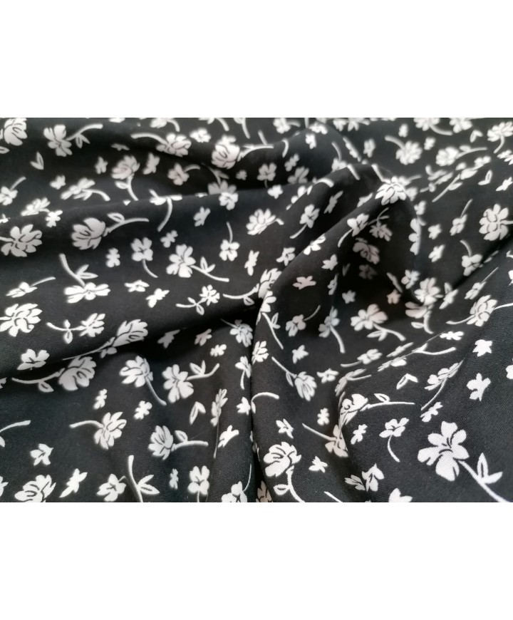 Viscosa 100% fondo negro flores blancas 1.50 m ancho