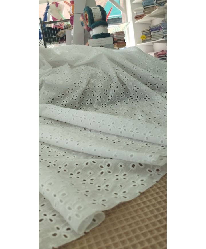 Batista perforada flor 100% algodón 1,40 de ancho
